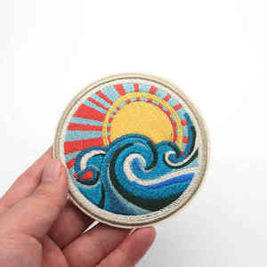 Insignes de broderie à la main faits à la main de qualité pour la décoration de vêtements et l'uniforme de présentation - Product Image 1