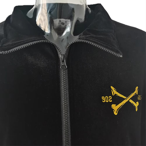 ชุดวอร์มผ้ากำมะหยี่สีดำสำหรับผู้ชายเสื้อแจ็กเก็ตสองชิ้นแบบมีซิปและกางเกงวิ่งแบบปักโลโก้ตามสั่ง - Product Image 1