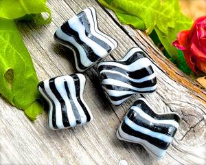 Grand motif rond perles de verre à rayures noires et blanches cristal au chalumeau pour la décoration intérieure fabrication de bijoux et projets d'artisanat - Product Image 3