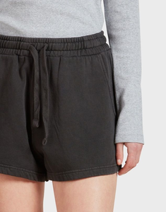 Shorts de sport pour femmes de haute qualité avec logo personnalisé, deux poches latérales et cordon de serrage pour un confort respirant et décontracté - Product Image 4