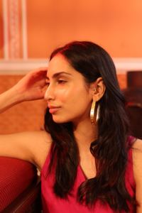 Boucles d'oreilles créoles en laiton avec fleur en zircon pour femmes - Tendance pour les soirées - Product Image 3