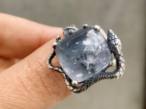 Anillo de Serpiente de Plata de Ley 925 Hecho a Mano, Moderno, con Cuarzo Sintético y Baño de Rodio - Regalo y Fiesta - Product Image 4
