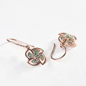 Boucles d'oreilles pendantes CLARA en argent sterling 925, forme géométrique fleurie, pour mariages et soirées, avec pierre principale diamant et perle, finition or - Product Image 4