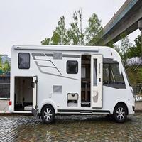 Caravane de luxe moderne 4x4, mini camping-car, véhicule de camping tout-terrain pour 4 personnes, en acier inoxydable, confortable