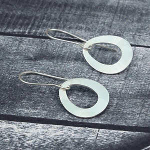 Boucles d'oreilles pendantes géométriques en laiton plaqué argent, faites à la main, design minimaliste simple, avec fermoir français sécurisé, pour femme, idéales pour les soirées, cadeau - Product Image 2