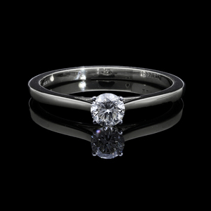 Bague de fiançailles solitaire en or 14 carats avec diamant brillant rond naturel de 0,37 ct dans un cadre minimaliste à quatre griffes effilées - Product Image 1
