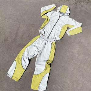 Ensemble survêtement tendance avec haut zippé et pantalon au design inspiré du streetwear - Product Image 1