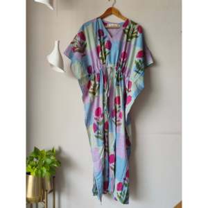 Robe longue kaftan multicolore à carreaux Poppy, taille unique, respirante, taille basse, idéale pour les loisirs, la plage et les fêtes estivales - Product Image 1
