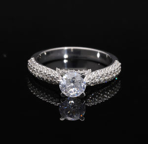 แหวนหมั้นทอง14K ประดับเพชรเม็ดเดี่ยวทรงกลมธรรมชาติสามแถวประดับเพชรประกายเจิดจ้า - Product Image 5