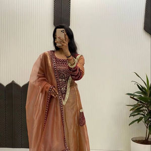 Kurta ชุดผู้หญิงพร้อมผ้าทอลายทแยงเย็บลำดับด้วยผ้ากำมะหยี่และลูกไม้ซาโมซ่าทำงานด้านบนและด้านล่างพร้อม dupatta - Product Image 1