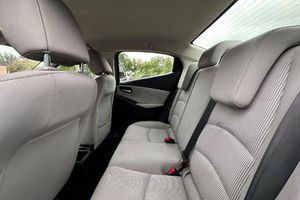 Usado cuidadosamente 2016 para Vitz/Yaris LE Asientos de cuero con volante a la izquierda Neumáticos R17 - Product Image 5