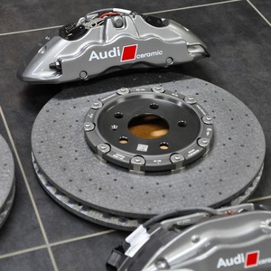 Frein en céramique de carbone pour Audi A6 A7 A8 S3 S4 S5 S6 S7 S8 Q3 Q5 Q7 Q8 SQ7 SQ8 RSQ5 RSQ7 RSQ8 RS3 RS4 RS5 RS6 RS7 R8 TT RS E-Tron - Product Image 4