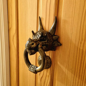 Aldaba de puerta elegante con cara de dinosaurio Vintage, acento perfecto para el hogar, entrada, oficina, Hotel, jardín y casas temáticas juguetonas - Product Image 1