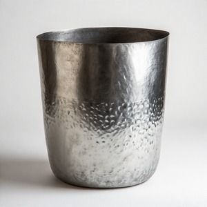 Pot en argent Aura réfléchissant avec conception de marteau classique pour des accents de table de concepteur ou des verts de balcon urbains fins - Product Image 4