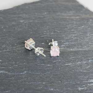 Boucles d'oreilles clous style bohème en quartz rose pâle, monture à griffes, en argent sterling 925, idée cadeau pour jeune fille ou maman, bijoux raffinés - Product Image 4