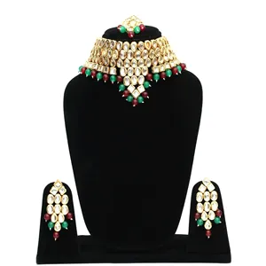 Ensemble de collier choker indien Kundan avec boucles d'oreilles plaquées or 24 carats et Maang Tikka, bijoux de mariée raffinés avec pierres en zircon - Product Image 1