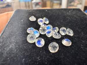 Pierre précieuse de pierre de lune arc-en-ciel blanche à feu bleu naturelle de coupe ronde pour la fabrication de bijoux, taille 4 mm, faite à la main avec jeu de couleurs - Product Image 4