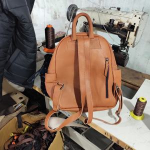 กระเป๋าเป้สะพายหลังหนังลายอานม้าวัวผู้หญิงออกแบบด้วยมือพร้อมซิปปิดเทรนด์สำหรับผู้หญิงอินเดียขายส่ง - Product Image 2