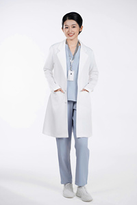 Vente en gros Blouse de laboratoire médical Blouse blanche personnalisée pour uniforme de médecin Blouse tissée Spandex/coton Vêtements d'hôpital OEM confortables et unisexes - Product Image 4