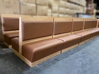 Banquette de restaurant en cuir PU rouge avec base en bois grainé, sièges rembourrés pour café, restaurant, traiteur, hôtel, bar