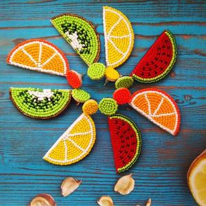 Boucles d'oreilles brodées faites à la main en polyester, bijoux brodés légers, style fleur, travail au fil textile, bijoux en tissu - Product Image 1