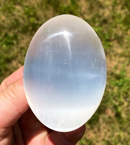 Piedra de selenita grabada, cristal ideal para todo tipo de energía, también ayuda a calmar el sueño - Product Image 3