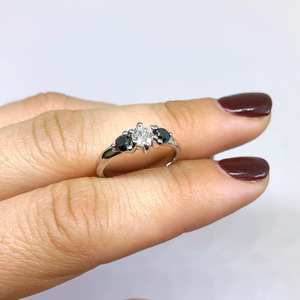 Bague de fiançailles CZ blanche coupe ronde de 5mm avec pierres latérales CZ noires Plaqué or 18 carats 3 bijoux en pierre pour mariage ou cadeau - Product Image 3