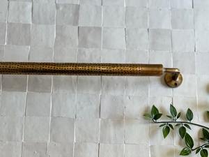 Offre Spéciale porte-serviettes en laiton peu encombrant Ajout fonctionnel et décoratif aux petites salles de bain disponible à bon prix - Product Image 2