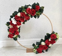 Centre de table de mariage artistique de qualité supérieure avec un support floral décoratif et des bougeoirs en métal pour les décorations d'événements