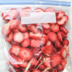 Fraises congelées fruits juteux fraîchement congelés Fraises congelées en vrac emballées avec 100% saveur congelée riche en goût de qualité pure - Product Image 4