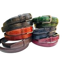 Ceinture en cuir vintage verte artisanale pour homme, avec boucle à ardillon, texture crocodile, en acier durable, haute résistance, robuste et longue.
