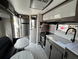 Remolque para Campamento Lance 1475 |   Remolque de Viaje Ligero RV |   Caravana Familiar Compacta Remolcable - Product Image 2