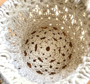 Panier en macramé blanc élégant, parfait pour un rangement élégant, organisateur de salle de bain et décoration moderne de la maison, fabriqué à la main en Inde - Product Image 3