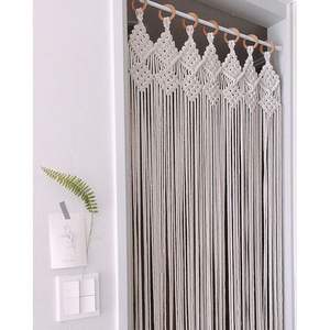 Rideau en macramé bohème de luxe moderne, suspension murale en rotin faite à la main avec un design à franges verticales pour la décoration du salon - Product Image 1