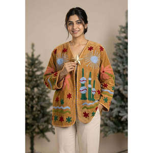 Veste en velours brodée à la main Suzani - Jaune moutarde et or avec bleu ciel et corail - Le Minaret de Marigold - Product Image 5