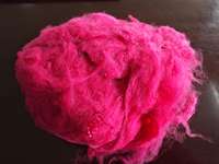 Fibre discontinue de polyester de haute qualité de style solide de style rose recyclé pour la filature de tissu non tissé