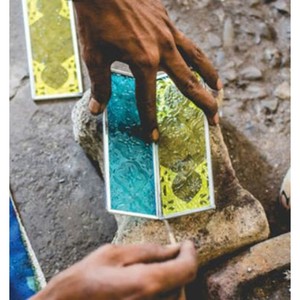 Lanternes en métal et en verre de couleur argent, lot de 3, rehaussent tout espace en ajoutant une touche architecturale et une ambiance raffinée. - Product Image 2