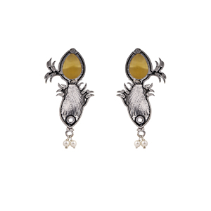 Boucles d'oreilles pendantes en forme de poisson en forme de bœuf jaune avec sertissage en imitation perle - Product Image 3