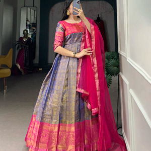 Robe cousue de qualité supérieure en soie Kanjivaram avec tissage Zari et filet uni Dupatta 2.4M bordure en dentelle Full Flair vente en gros - Product Image 1