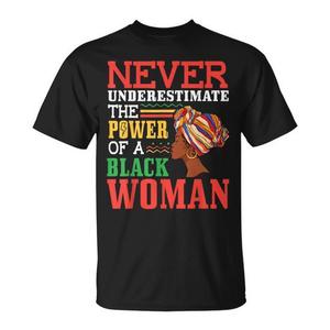 Non sottovalutare mai la potenza di una donna nera - T-shirt dal design ispiratore - Product Image 1