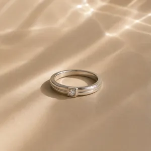 Bague solitaire minimaliste en acier inoxydable plaqué or 18 carats avec sertissage griffe - Product Image 4