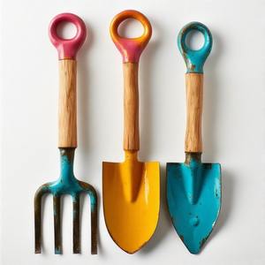 Élégant cultivateur à main en fer avec finition de surface patinée design artisanal créé pour la décoration de jardin saisonnier rustique - Product Image 6