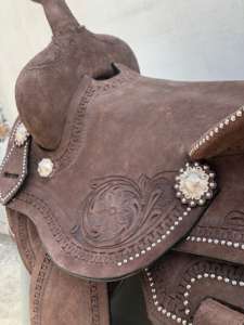 Ensemble de selle en cuir western en bois de qualité supérieure |   Matériel en acier inoxydable façonné à la main, couleur et taille personnalisables, œuvre d'art pour Barrel Racing - Product Image 4