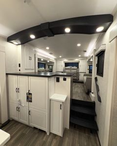 Remolque de Viaje Reday For Eport North Point para 6 Personas, Caravana de Aluminio, Diseño Moderno, Color Negro, Cocina Deslizable - Product Image 4