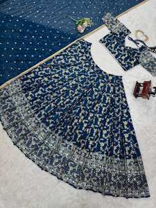 Hermoso Lehenga Choli de Alta Calidad para Bodas Indias y Pakistaníes con Trabajo de Hilo y Lentejuelas, Material Jequrd de Secado Rápido - Product Image 2
