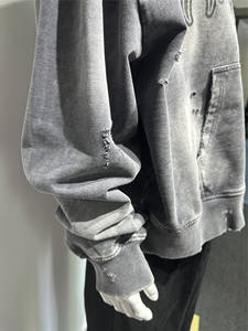 เสื้อฮู้ดดี้ผู้ชายทรงโอเวอร์ไซส์แบบซิป สไตล์สตรีทแวร์วินเทจ ล้างสีแบบแอซิดวอช แต่งขาดๆ มีกระเป๋า  ผ้าหนาพิเศษ - Product Image 3