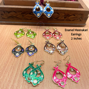 Nuevos pendientes de diseño artesanal en latón con trabajo Meenakari, esmalte y perlas, estilo colgante para mujer. - Product Image 6