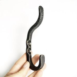 Crochet mural en fonte artisanal avec finition rustique parfait pour les intérieurs de ferme traditionnelle et de maison de campagne - Product Image 1