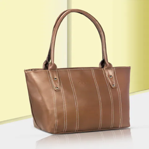 Fourre-tout en cuir marron polyvalent et spacieux avec une finition brillante et une bandoulière amovible, disponible au prix de gros. - Product Image 2