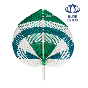 Éventail traditionnel miniature en bambou avec feuille de palmier et raphia, éventail vietnamien sculpté pour mariage d'été - Product Image 1